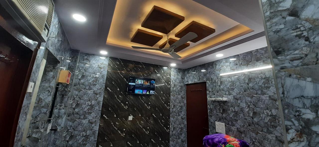 Aggarwal Luxury Room With Private Kitchen Washroom And Balcony Along With Fridge, Ac, Android Tv, Wifi In Main Lajpat Nagar Neu-Delhi Exterior foto